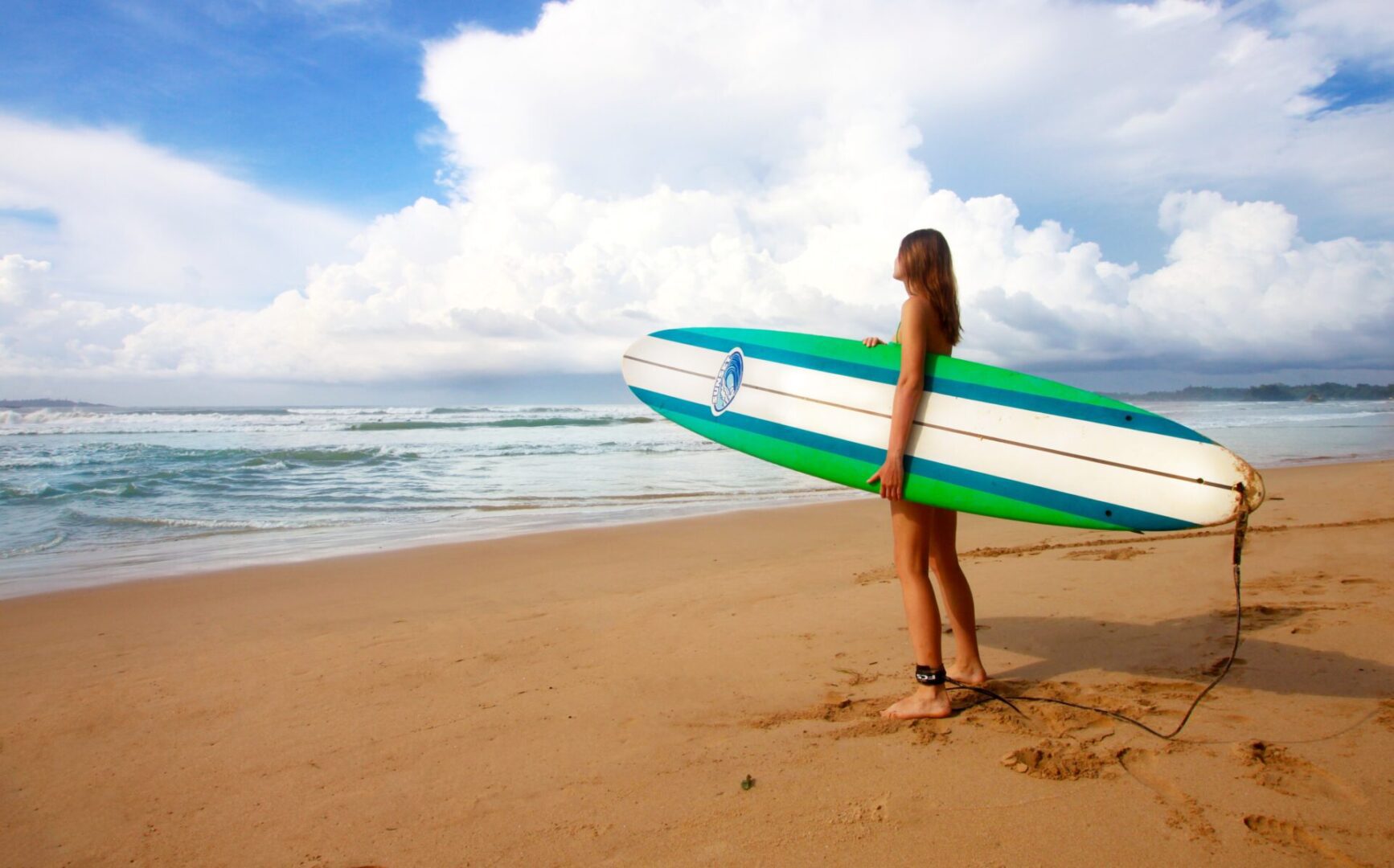 Surfing in Sri Lanka in beach holidays